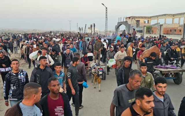 Des Palestiniens reviennent d'un centre de distribution de denrées alimentaires à Rafah, dans le sud de la bande de Gaza, le 1er juin 2025. (Crédit :  AFP)