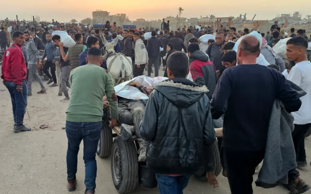 Des Palestiniens déplacés poussant un chariot contenant des corps après que des personnes auraient été touchées par des tirs près d'un centre de distribution de nourriture à Rafah, dans le sud de la bande de Gaza, le 1ᵉʳ juin 2025 (Crédit : AFP)