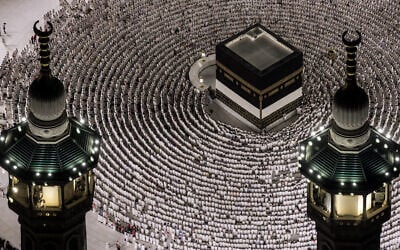 Des fidèles musulmans se rassemblent pour prier autour de la Kaaba, le sanctuaire le plus sacré de l'islam, dans le complexe de la Grande Mosquée de la ville sainte de La Mecque, le 1er juin 2025, à l'approche du pèlerinage annuel du Hajj. (Crédit : HAZEM BADER / AFP)