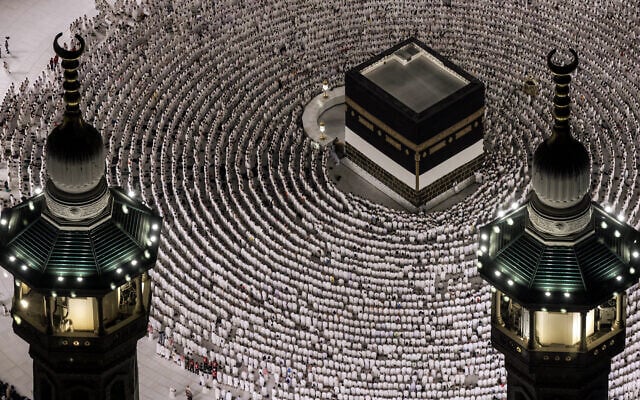 Des fidèles musulmans se rassemblent pour prier autour de la Kaaba, le sanctuaire le plus sacré de l'islam, dans le complexe de la Grande Mosquée de la ville sainte de La Mecque, le 1er juin 2025, à l'approche du pèlerinage annuel du Hajj. (Crédit : HAZEM BADER / AFP) Des fidèles musulmans se rassemblent pour prier autour de la Kaaba, le sanctuaire le plus sacré de l'islam, dans le complexe de la Grande Mosquée de la ville sainte de La Mecque, le 1er juin 2025, à l'approche du pèlerinage annuel du Hajj. (Crédit : HAZEM BADER / AFP)