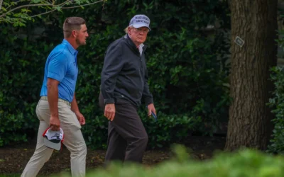 Le président américain Donald Trump se rend dans le bureau ovale de la Maison Blanche avec le golfeur Bryson DeChambeau à Washington, le 1er juin 2025. (Crédit : Tasos Katopodis/Getty Images/AFP)