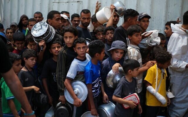 Des enfants palestiniens attendant de la nourriture à un point de distribution à Nuseirat, dans le centre de la bande de Gaza, le 2 juin 2025. (Crédit : Eyad Baba/AFP) Des enfants palestiniens attendant de la nourriture à un point de distribution à Nuseirat, dans le centre de la bande de Gaza, le 2 juin 2025. (Crédit : Eyad Baba/AFP)