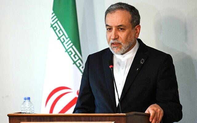 Le ministre iranien des Affaires étrangères Abbas Araghchi s'exprimant lors d'une conférence de presse conjointe avec son homologue égyptien après leur rencontre au Caire, en Égypte, le 2 juin 2025. (Crédit : AFP) Le ministre iranien des Affaires étrangères Abbas Araghchi s'exprimant lors d'une conférence de presse conjointe avec son homologue égyptien après leur rencontre au Caire, en Égypte, le 2 juin 2025. (Crédit : AFP)