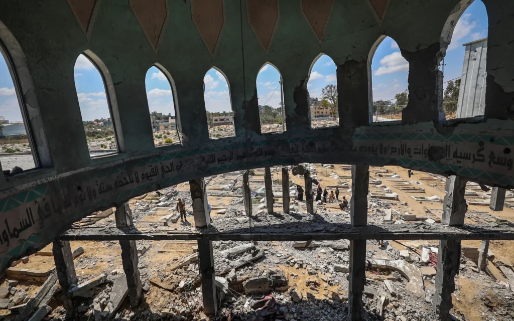 Le site de la mosquée Ansar et le cimetière adjacent à Deir el-Balah dans le centre de la bande de Gaza après qu'ils aient été touchés par une frappe israélienne, le 3 juin 2025. (Crédit : Eyad BABA / AFP)