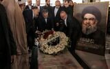 Le ministre iranien des Affaires étrangères Abbas Araghchi déposant une gerbe de fleurs sur la tombe du chef du Hezbollah Hassan Nasrallah, éliminé lors d'une frappe aérienne israélienne en septembre 2024, dans son mausolée situé dans la banlieue sud de Beyrouth, le 3 juin 2025. (Crédit : Anwar Amro/AFP)