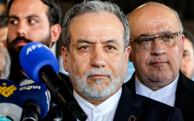 Le ministre iranien des Affaires étrangères Abbas Araghchi (au centre) faisant une déclaration au mausolée du chef du groupe terroriste chiite libanais du Hezbollah Hassan Nasrallah, éliminé lors d'une frappe aérienne israélienne en septembre 2024, lors de sa visite sur le site dans la banlieue sud de Beyrouth, le 3 juin 2025. (Crédit : Anwar Amro/AFP) Le ministre iranien des Affaires étrangères Abbas Araghchi (au centre) faisant une déclaration au mausolée du chef du groupe terroriste chiite libanais du Hezbollah Hassan Nasrallah, éliminé lors d'une frappe aérienne israélienne en septembre 2024, lors de sa visite sur le site dans la banlieue sud de Beyrouth, le 3 juin 2025. (Crédit : Anwar Amro/AFP)