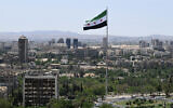 Un grand drapeau syrien flotte au-dessus du parc Tishreen à Damas, le 4 juin 2025. (Crédit : LOUAI BESHARA / AFP)