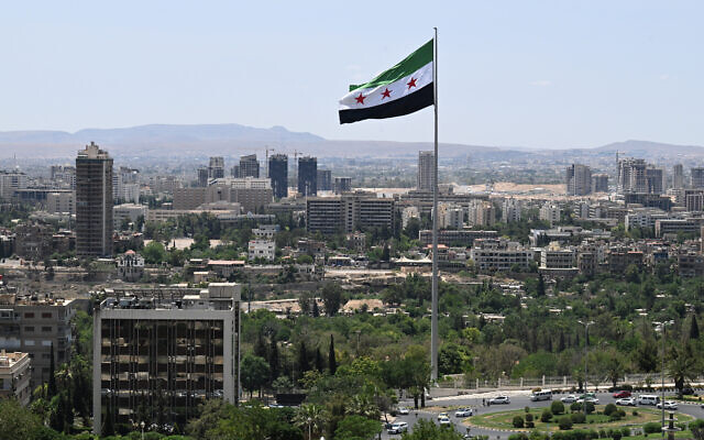 Un grand drapeau syrien flotte au-dessus du parc Tishreen à Damas, le 4 juin 2025. (Crédit : LOUAI BESHARA / AFP) Un grand drapeau syrien flotte au-dessus du parc Tishreen à Damas, le 4 juin 2025. (Crédit : LOUAI BESHARA / AFP)