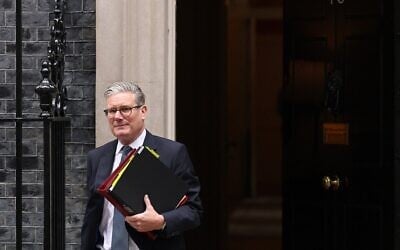 Le Premier ministre britannique Keir Starmer quittant le 10 Downing Street, dans le centre-ville de Londres, le 4 juin 2025. (Crédit : Adrian Dennis/AFP)