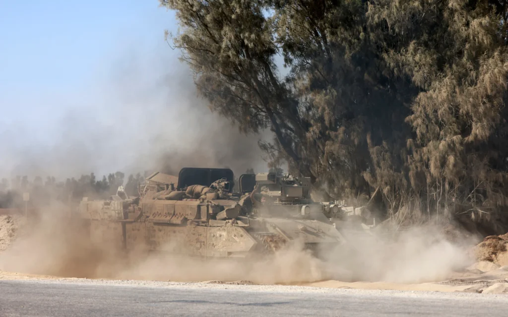 Un char israélien circule le long de la frontière avec la bande de Gaza, photographié du côté israélien, le 4 juin 2025. (Crédit : Menahem KAHANA / AFP)