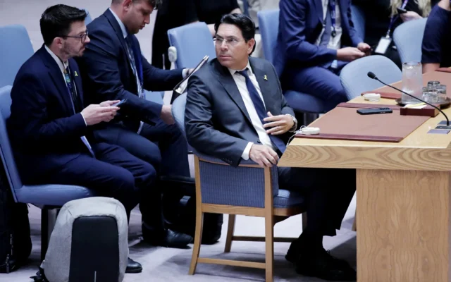 L'ambassadeur d'Israël auprès des Nations unies, Danny Danon, assistant à une réunion du Conseil de sécurité de l'ONU pour voter une résolution appelant à un cessez-le-feu et à un accès humanitaire sans restriction à Gaza, au siège de l'ONU, à New York, le 4 juin 2025. (Crédit : Leonardo Munoz/AFP)