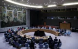 Les membres du Conseil de sécurité des Nations Unies votent une résolution appelant à un cessez-le-feu et à un accès humanitaire sans restriction à Gaza, au siège de l'ONU à New York, le 4 juin 2025. (Crédit : Leonardo Munoz / AFP)