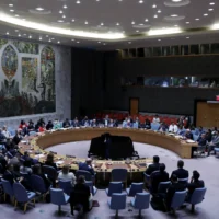 Les membres du Conseil de sécurité des Nations Unies votent une résolution appelant à un cessez-le-feu et à un accès humanitaire sans restriction à Gaza, au siège de l'ONU à New York, le 4 juin 2025. (Crédit : Leonardo Munoz / AFP)