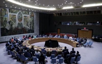 Les membres du Conseil de sécurité des Nations Unies votent une résolution appelant à un cessez-le-feu et à un accès humanitaire sans restriction à Gaza, au siège de l'ONU à New York, le 4 juin 2025. (Crédit : Leonardo Munoz / AFP)