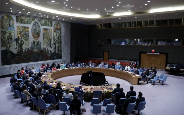 Les membres du Conseil de sécurité des Nations Unies votent une résolution appelant à un cessez-le-feu et à un accès humanitaire sans restriction à Gaza, au siège de l'ONU à New York, le 4 juin 2025. (Crédit : Leonardo Munoz / AFP) Les membres du Conseil de sécurité des Nations Unies votent une résolution appelant à un cessez-le-feu et à un accès humanitaire sans restriction à Gaza, au siège de l'ONU à New York, le 4 juin 2025. (Crédit : Leonardo Munoz / AFP)
