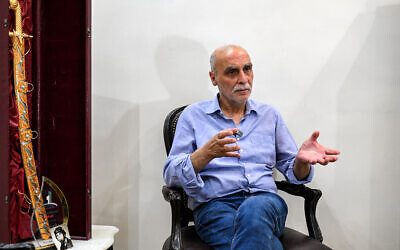 L'ancien pilote de l'armée de l'air syrienne Raghid Tatari, le plus ancien prisonnier politique de Syrie, donne une interview à son domicile à Damas le 27 mai 2025. (Crédit : LOUAI BESHARA / AFP)