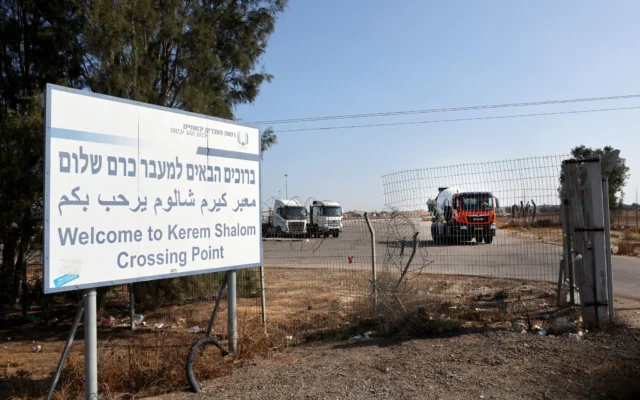 Un panneau indique l'entrée du point de passage de Kerem Shalom entre le sud d'Israël et la bande de Gaza, le 5 juin 2025. (Crédit : Jack GUEZ / AFP) Un panneau indique l'entrée du point de passage de Kerem Shalom entre le sud d'Israël et la bande de Gaza, le 5 juin 2025. (Crédit : Jack GUEZ / AFP)