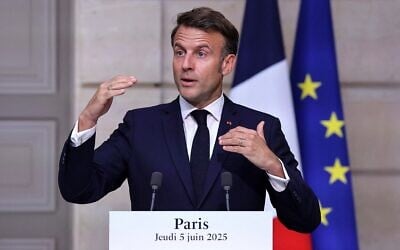 Le président français Emmanuel Macron s'exprimant lors d'une conférence de presse conjointe avec le président brésilien (absent de la photo) à l'issue d'une réunion, à l'Élysée, à Paris, le 5 juin 2025. (Crédit : Christophe Petit Tesson/POOL/AFP)