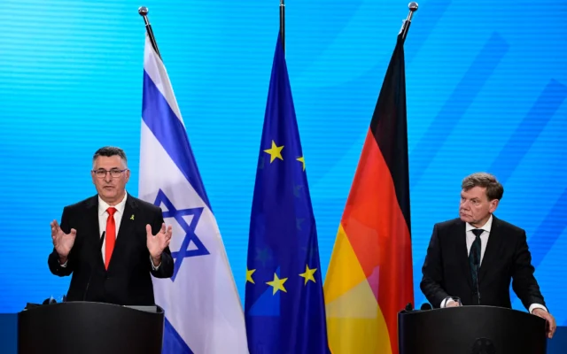Le ministre allemand des Affaires étrangères Johann Wadephul, à droite, et le ministre israélien des Affaires étrangères Gideon Saar assistent à une conférence de presse conjointe au ministère allemand des Affaires étrangères à Berlin, le 5 juin 2025. (Crédit : John MACDOUGALL / AFP) Le ministre allemand des Affaires étrangères Johann Wadephul, à droite, et le ministre israélien des Affaires étrangères Gideon Saar assistent à une conférence de presse conjointe au ministère allemand des Affaires étrangères à Berlin, le 5 juin 2025. (Crédit : John MACDOUGALL / AFP)