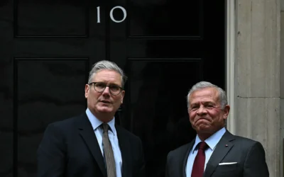 Le Premier ministre britannique Keir Starmer (à gauche) avec le roi Abdullah II de Jordanie sur les marches du 10 Downing Street à Londres, le 5 juin 2025. (Crédit : Ben STANSALL / AFP)