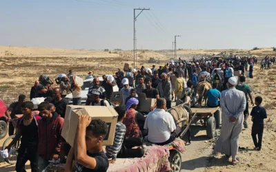 Des Palestiniens déplacés se dirigeant vers un site de distribution d’aide humanitaire de la Gaza Humanitarian Foundation (GHF), à Rafah, dans le sud de la bande de Gaza, le 5 juin 2025. (Crédit : AFP)