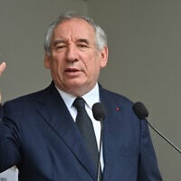 Le Premier ministre français François Bayrou prononce un discours lors de la cérémonie d'inauguration d'un commissariat de police dans le quartier de La Mousson, en marge d'une commission interministérielle sur les villes à Montpellier, le 6 juin 2025. (Crédit : Sylvain THOMAS / AFP)