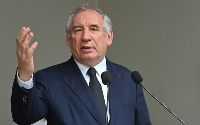 Le Premier ministre français François Bayrou prononce un discours lors de la cérémonie d'inauguration d'un commissariat de police dans le quartier de La Mousson, en marge d'une commission interministérielle sur les villes à Montpellier, le 6 juin 2025. (Crédit : Sylvain THOMAS / AFP)
