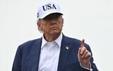 Le président américain Donald Trump faisant un geste en descendant de l'Air Force One à son arrivée à l'aéroport municipal de Morristown, dans le New Jersey, le 6 juin 2025. (Crédit : Andrew Caballero-Reynolds/AFP)