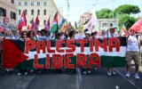 Des manifestants tiennent une banderole sur laquelle est écrit "Palestine libre" alors qu'ils participent à une manifestation organisée par les partis d'opposition italiens pour soutenir les Palestiniens dans le contexte de la guerre à Gaza, à Rome, le 7 juin 2025. (Crédit : Tiziana Fabi/AFP)