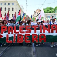 Des manifestants tiennent une banderole sur laquelle est écrit "Palestine libre" alors qu'ils participent à une manifestation organisée par les partis d'opposition italiens pour soutenir les Palestiniens dans le contexte de la guerre à Gaza, à Rome, le 7 juin 2025. (Crédit : Tiziana Fabi/AFP)