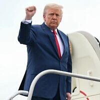 Le président américain Donald Trump montant à bord d'Air Force One avant son départ de l'aéroport municipal de Morristown, dans le New Jersey, le 8 juin 2025, en route pour Camp David. (Crédit : Andrew Caballero-Reynolds/AFP)
