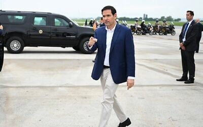 Le secrétaire d'État américain Marco Rubio descendant de l'Air Force One à Hagerstown, dans le Maryland, le 8 juin 2025, en route pour Camp David. (Crédit : Andrw Caballero-Reynolds/AFP)