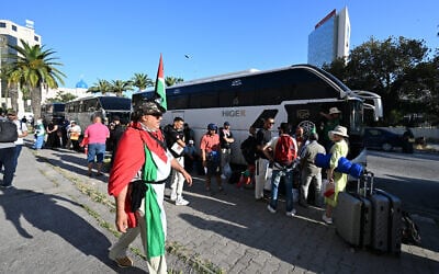 Des Tunisiens se rassemblent à un point de rencontre à Tunis le 9 juin 2025, avant le départ d'un convoi terrestre en direction de Gaza. (Crédit : FETHI BELAID / AFP)