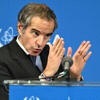 Rafael Grossi, directeur général de l'Agence internationale de l'énergie atomique (AIEA), s'adressant aux journalistes lors d'une conférence de presse, peu après la réunion du Conseil des gouverneurs de l'AIEA, au siège de l'agence, à Vienne, en Autriche, le 9 juin 2025. (Crédit : Joe Klamar/AFP)