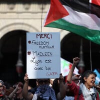 Manifestation organisée pour soutenir les militants à bord d'un bateau intercepté par les forces israéliennes aux abords de Gaza, à Lyon, le 9 juin 2025. (Crédit : Alex MARTIN / AFP)