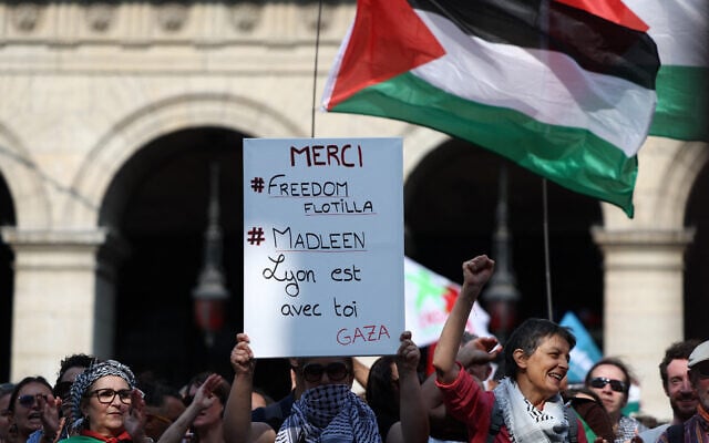 Manifestation organisée pour soutenir les militants à bord d'un bateau intercepté par les forces israéliennes aux abords de Gaza, à Lyon, le 9 juin 2025. (Crédit : Alex MARTIN / AFP)