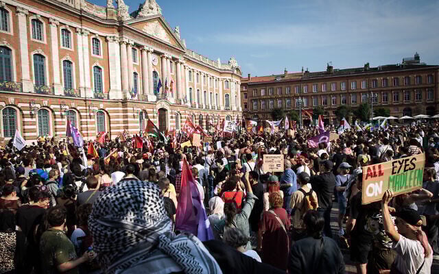 Manifestation organisée pour soutenir les militants à bord d'un bateau intercepté par les forces israéliennes aux abords de Gaza, à Toulouse, dans le sud-ouest de la France, le 9 juin 2025. (Crédit : Matthieu RONDEL / AFP)