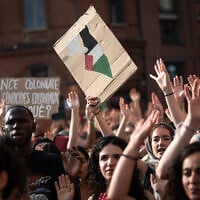 Des manifestants brandissent des pancartes sur lesquelles on peut lire « La France coloniale soutient le génocide colonial » (à gauche) et une carte appelant à l'extermination d'Israël, lors d'une manifestation organisée pour soutenir les militants à bord d'un bateau intercepté par les forces israéliennes aux abords de Gaza, à Toulouse, dans le sud-ouest de la France, le 9 juin 2025. (Crédit : Matthieu RONDEL / AFP)
