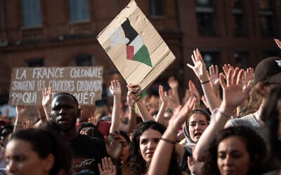 Des manifestants brandissent des pancartes sur lesquelles on peut lire « La France coloniale soutient le génocide colonial » (à gauche) et une carte appelant à l'extermination d'Israël, lors d'une manifestation organisée pour soutenir les militants à bord d'un bateau intercepté par les forces israéliennes aux abords de Gaza, à Toulouse, dans le sud-ouest de la France, le 9 juin 2025. (Crédit : Matthieu RONDEL / AFP)