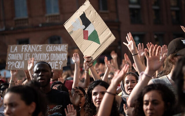 Des manifestants brandissent des pancartes sur lesquelles on peut lire « La France coloniale soutient le génocide colonial » (à gauche) et une carte appelant à l'extermination d'Israël, lors d'une manifestation organisée pour soutenir les militants à bord d'un bateau intercepté par les forces israéliennes aux abords de Gaza, à Toulouse, dans le sud-ouest de la France, le 9 juin 2025. (Crédit : Matthieu RONDEL / AFP) Des manifestants brandissent des pancartes sur lesquelles on peut lire « La France coloniale soutient le génocide colonial » (à gauche) et une carte appelant à l'extermination d'Israël, lors d'une manifestation organisée pour soutenir les militants à bord d'un bateau intercepté par les forces israéliennes aux abords de Gaza, à Toulouse, dans le sud-ouest de la France, le 9 juin 2025. (Crédit : Matthieu RONDEL / AFP)