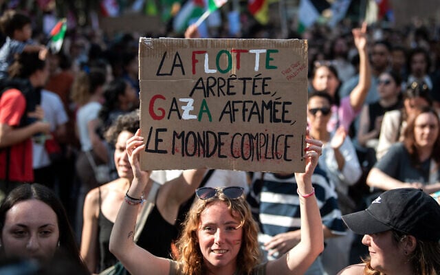 Manifestation organisée pour soutenir les militants à bord d'un bateau intercepté par les forces israéliennes aux abords de Gaza, à Toulouse, dans le sud-ouest de la France, le 9 juin 2025. (Crédit : Matthieu RONDEL / AFP)