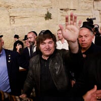 Le président argentin Javier Milei salue la foule lors de sa visite au mur Occidental dans la vieille ville de Jérusalem, le 9 juin 2025. (Crédit : Menahem Kahana / AFP)