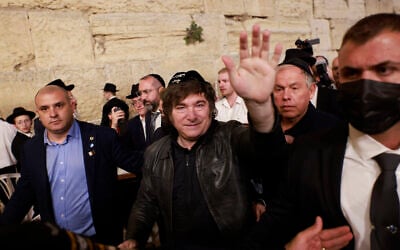 Le président argentin Javier Milei salue la foule lors de sa visite au mur Occidental dans la vieille ville de Jérusalem, le 9 juin 2025. (Crédit : Menahem Kahana / AFP)