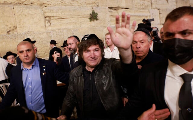 Le président argentin Javier Milei salue la foule lors de sa visite au mur Occidental dans la vieille ville de Jérusalem, le 9 juin 2025. (Crédit : Menahem Kahana / AFP) Le président argentin Javier Milei salue la foule lors de sa visite au mur Occidental dans la vieille ville de Jérusalem, le 9 juin 2025. (Crédit : Menahem Kahana / AFP)