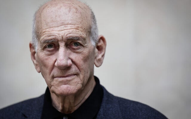 L'ancien Premier ministre israélien Ehud Olmert pose pour une photo avant une interview avec l'AFP à Paris, le 9 juin 2025. (Crédit : STEPHANE DE SAKUTIN / AFP) L'ancien Premier ministre israélien Ehud Olmert pose pour une photo avant une interview avec l'AFP à Paris, le 9 juin 2025. (Crédit : STEPHANE DE SAKUTIN / AFP)