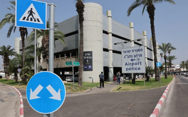 Un panneau indiquant le poste de police de l'aéroport international Ben Gurion, le 10 juin 2025. (Crédit : Jack Guez/ AFP) Un panneau indiquant le poste de police de l'aéroport international Ben Gurion, le 10 juin 2025. (Crédit : Jack Guez/ AFP)