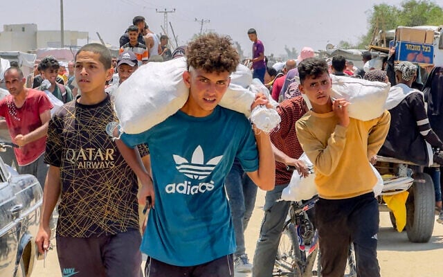 Des Palestiniens déplacés reçoivent de l'aide humanitaire d’une fondation financée par les États-Unis à Rafah, dans le sud de la bande de Gaza, le 10 juin 2025. (Photo de l’AFP) Des Palestiniens déplacés reçoivent de l'aide humanitaire d’une fondation financée par les États-Unis à Rafah, dans le sud de la bande de Gaza, le 10 juin 2025. (Photo de l’AFP)