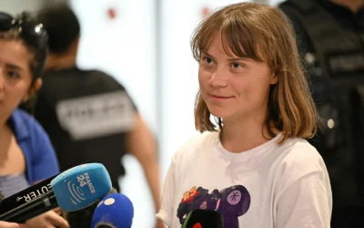 La militante suédoise écologiste et anti-Israël Greta Thunberg parle aux journalistes à son arrivée à l'aéroport Roissy-Charles de Gaulle, alors qu'elle a quitté Israël pour un vol vers la Suède via la France, après avoir été arrêtée avec d'autres militants à bord d'un bateau à destination de Gaza, le 10 juin 2025. (Crédit : Hugo MATHY / AFP)