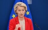 La présidente de la Commission européenne, Ursula Von der Leyen, donnant une conférence de presse, à Bruxelles, le 10 juin 2025. (Crédit : Nicolas Tucat/AFP)