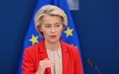 La présidente de la Commission européenne, Ursula Von der Leyen, donnant une conférence de presse, à Bruxelles, le 10 juin 2025. (Crédit : Nicolas Tucat/AFP)